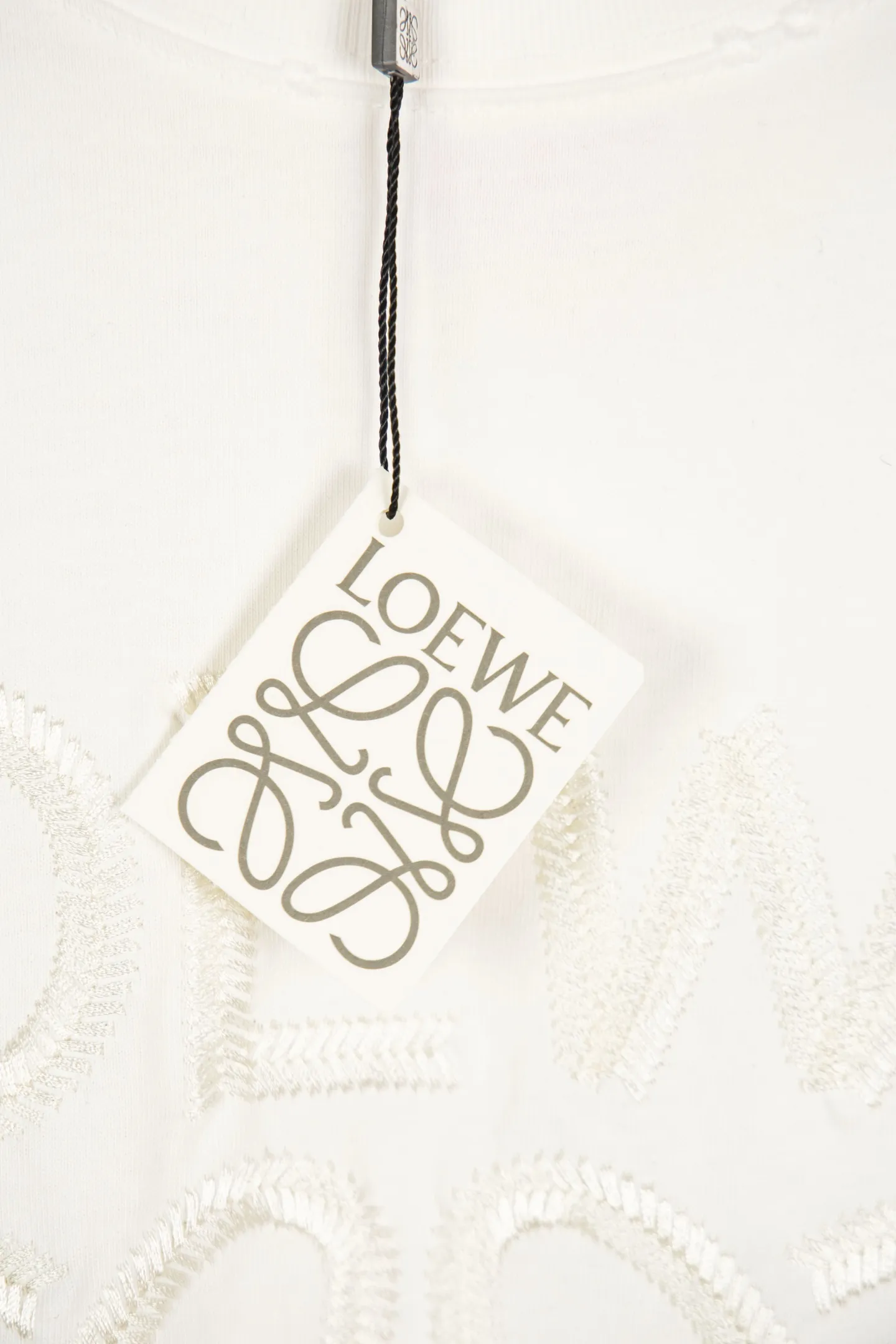 ：Y 100 LOEWE 26ss New Arrival Quality T Classic ， ， 。 ， Breathable， Retro 。 ， 、 ， 、 、 。Classic ， N ， ， 。 ：Black White Size：S—XL
